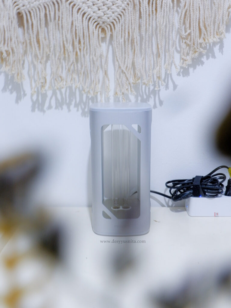 Philips UV-C Disinfection Desk Lamp menghemat tempat
