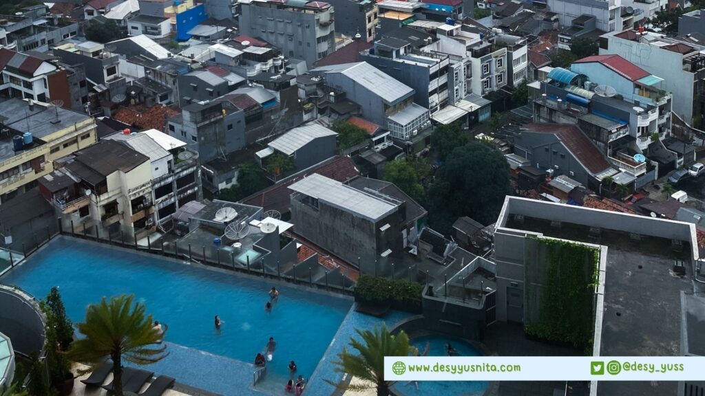 Staycation di Jakarta, Kolam renang Hotel Holiday Inn & Suites Gajah Mada
