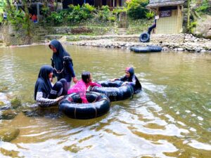 Main Air di Curug Leuwi Asih