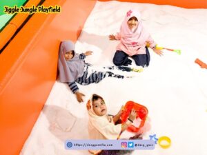 Area bermain pasir buatan di Jiggle Jungle Playfield